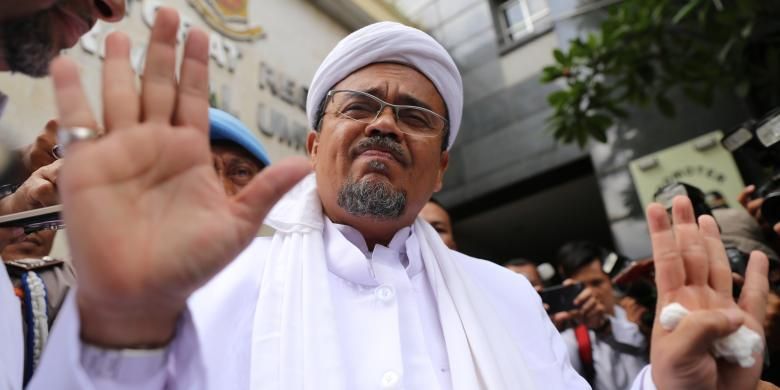 Pimpinan Front Pembela Islam, Rizieq Shihab tiba di Kantor Direktorat Reserse Kriminal Umun, Polda Metro Jaya, Jakarta, Rabu (1/2/2017).