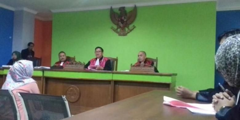 Yusniar (27), seorang ibu rumah tangga yang didakwa kasus dugaan penghinaan dan pencemaran nama baik anggota DPRD Jeneponto, Sudirman Sijaya, melalui status Facebook, dituntut lima bulan penjara dalam sidang agenda pembacaan tuntutan di Pengadilan Negeri Makassar, Rabu (08/02/2017).