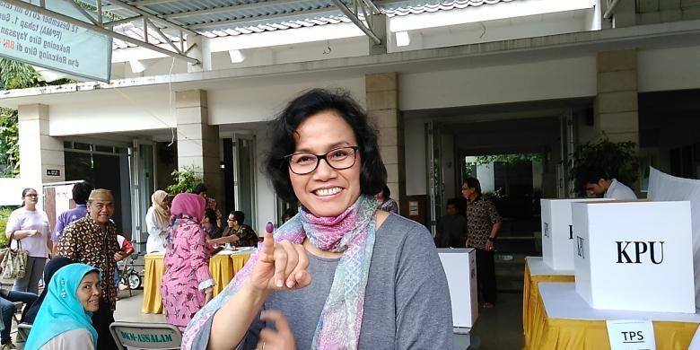 Menteri Keuangan (Menkeu) Sri Mulyani Indrawati saat menggunakan hak suaranya dalam Pilkada serentak 2017 di Tempat Pemungutan Suara (TPS) 45 Kelurahan Pondok Jaya, Kecamatan Pondok Aren, Tangerang Selatan, Banten, Rabu (15/2/2017).| Kompas.com