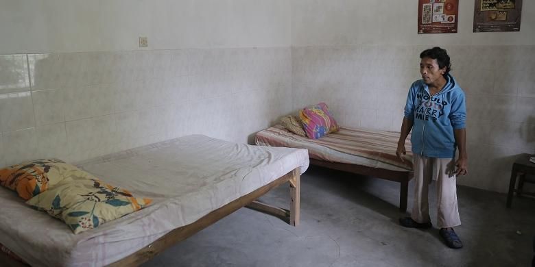 

Pengurus Guest House Nyah Lasem, Joko menunjukkan kamar yang bisa diinapi oleh wisatawan di Guest House Nyah Lasem, Desa Karangturi, Kecamatan Lasem, Kabupaten Rembang, Jawa Tengah, Minggu (12/2/2017). Guest House Nyah Lasem adalah salah satu bangunan bergaya Cina Hindia yang bisa diinapi oleh wisatawan. 