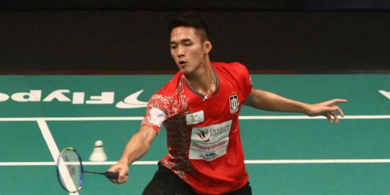 
Pemain tunggal putra Indonesia yang memperkuat klub Musica Champions, Jonatan Christie, mengembalikan kok kepada lawannya saat laga penyisihan grup Djarum Superliga 2017, di DBL Arena, Surabaya, Senin (20/2/2017).