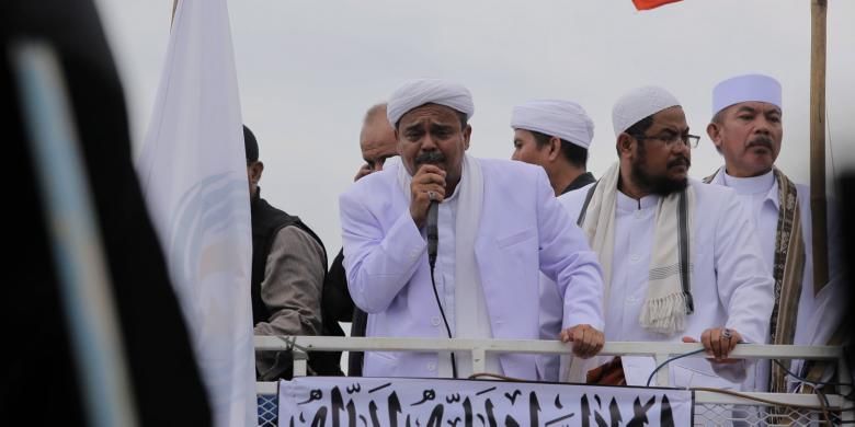 Pemimpin Front Pembela Islam (FPI) Rizieq Shihab berorasi saat mengikuti aksi 212 di depan Kompleks Parlemen Senayan, Jakarta Pusat, Selasa (21/2/2017). Aksi 212 tersebut digelar dalam rangka menuntut DPR agar segera mengambil tindakan agar Gubernur DKI Jakarta Basuki Tjahaja Purnama diberhentikan dari jabatannya.