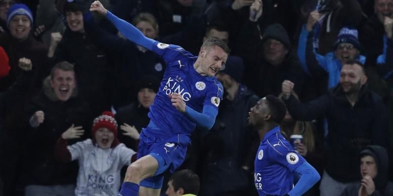 Penyerang Leicester City, Jamie Vardy, merayakan golnya dalam pertandingan Premier League melawan Liverpool, 27 Februari 2017. |ADRIAN DENNIS / AFP