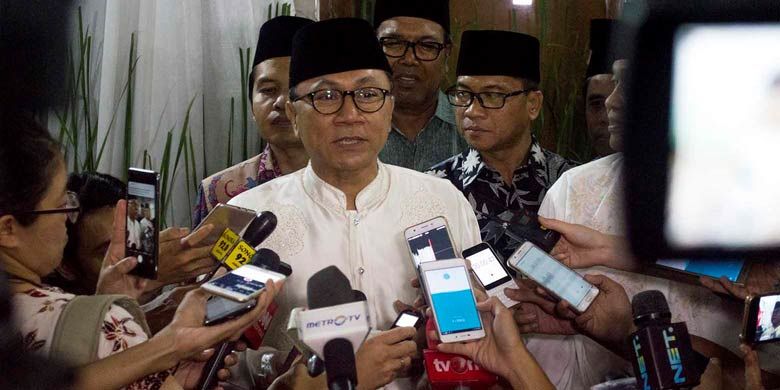Ketua MPR RI Zulkifli Hasan memberikan keterangan pers usai melaksanakan acara buka puasa bersama dengan para petinggi lembaga negara di kediaman dinasnya, Jakarta Selatan, Jumat (2/6/2017) sore.