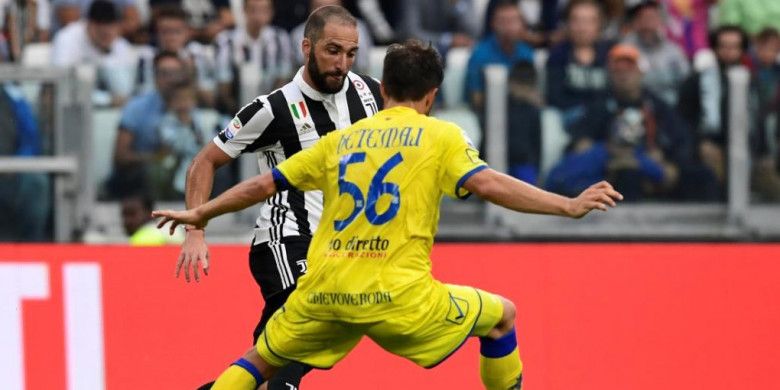 Striker Juventus, Gonzalo Higuain, mengecoh pemain Chievo, Perparim Hetemaj, dalam partai Liga Italia di Allianz Stadium, Turin, 9 September 2017.