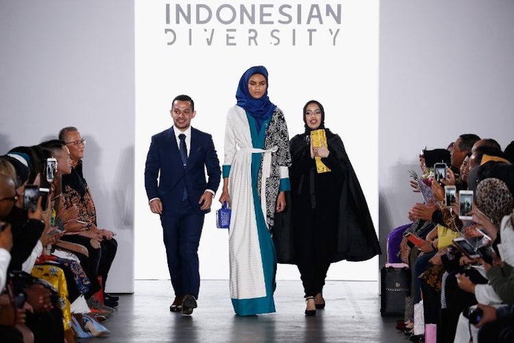 Seorang model berjalan di runway memakai busana Vivi Zubedi SS18 dan handbag Doris Dorothea dalam gelaran Indonesian Diversity fashion show dalam New York Fashion Week di The Gallery at The Dream Downtown Hotel, 7 September 2017. 