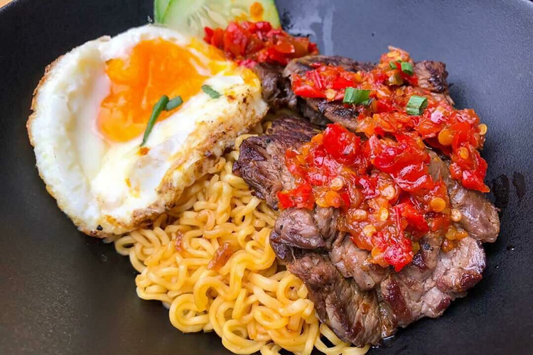 

Ada gerai kuliner di Malaysia yang menawarkan sajian Indomie dipadukan mulai dari sate hingga steak. Gerai Indomie tersebut dinamakan IndoBowl.(Dok. Indobowl)