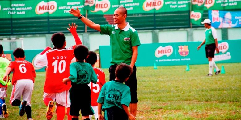 MILO Football Championship Bandung 01-15: Kurniawan Dwi Yulianto memberikan pelatihan teknik dasar bemain sepak bola seperti dribbling, passing, controlling, keeping dan feinting kepada lebih dari 130 anak Sekolah Dasar di MILO Football Championship Bandung yang dilaksanakan di Stadion Siliwangi, MInggu (26/3).