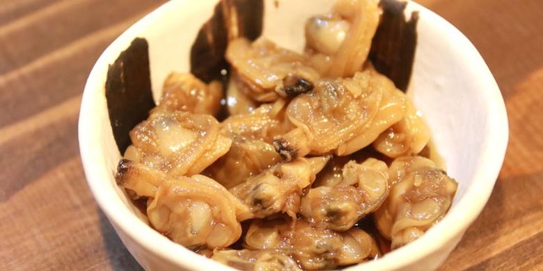 


Tsukudani (camilan yang terbuat dari hasil laut yang direbus dan dibumbui dengan shoyu dan gula) dari kerang asari yang dihidangkan bersama ramen di kedai ramen Kuso Oyaji no Tamerai, Prefektur Nagasaki, Jepang ini sangat cocok disantap bersama sake.(KARAKSA MEDIA)