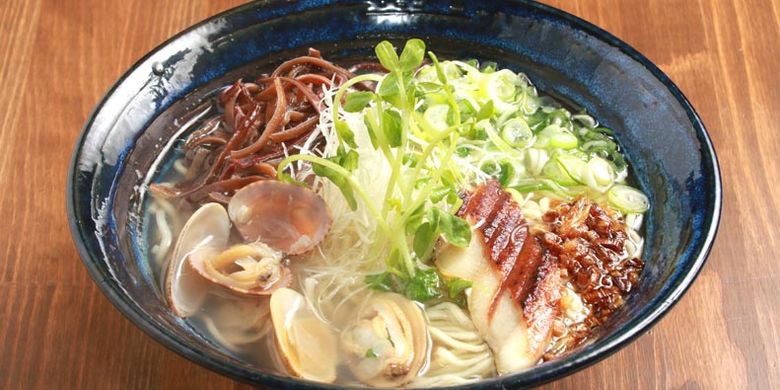 


Menu rekomendasi di kedai ramen Kuso Oyaji no Tamerai, Prefektur Nagasaki, Jepang ini adalah Shio-ramen yang dijual dengan harga 750 Yen.(KARAKSA MEDIA)