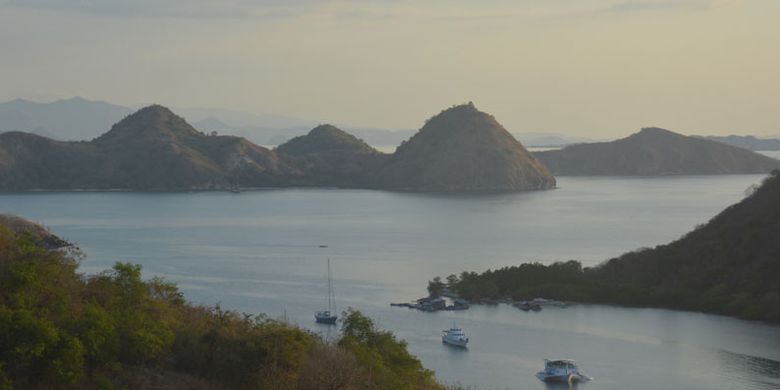 Teluk Waerana Labuan Bajo, Nusa Tenggara Timur, saat matahari terbenam. Pulau-pulau kecil di sekitarnya terlihat sangat unik, Senin (28/8/2017). 