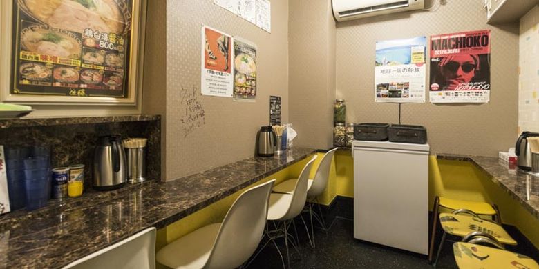 


Menkoi Sato di Hokkaido, restoran kecil dengan kapasitas tujuh kursi ini biasanya akan menjadi ramai sebelum jam kereta terakhir (sekitar jam 23:00), jam 2 hingga jam 3 dini hari, dan sekitar jam 5 pagi. (KARAKSA MEDIA)