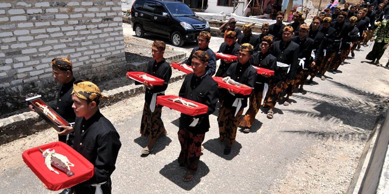 


Di Desa Aeng Tong Tong, Sumenep, Jawa Timur, penduduk satu desa membuat keris berkualitas. Desa ini masih mempertahankan budaya sejak zaman Kerajaan Sumenep. Dahulu para raja Madura mempercayakan pembuatan keris dan senjata untuk prajurit dari desa ini.(ANTARA FOTO/SAIFUL BAHRI)