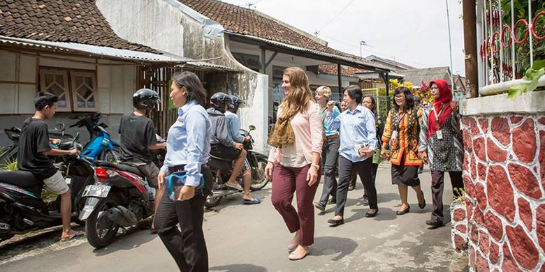Melinda Gates (tengah) mengunjungi perangkap nyamuk di sebuah rumah warga di Yogyakarta.
