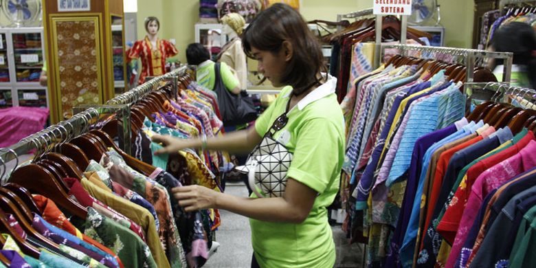 Irma Sasirangan, salah satu penjual kain tradisional khas Banjar di Kampung Batik Sasirangan, Banjarmasin, Kalimantan Selatan, Selasa (25/4/2017).Irma Sasirangan, salah satu penjual kain tradisional khas Banjar di Kampung Batik Sasirangan, Banjarmasin, Kalimantan Selatan, Selasa (25/4/2017).