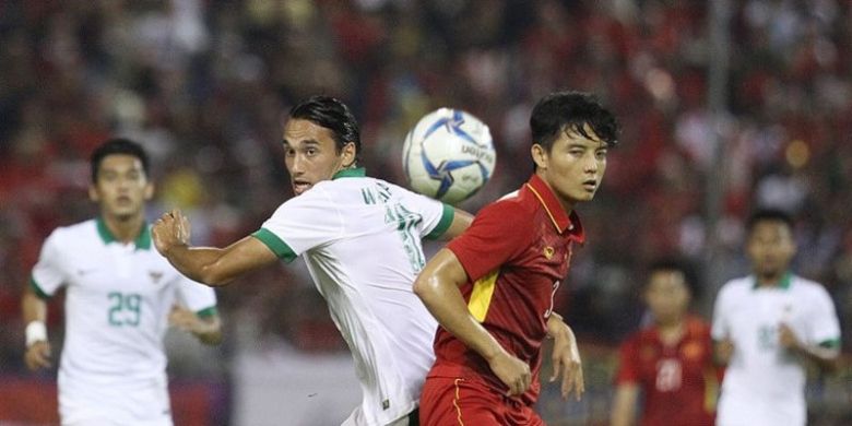 Duel penyerang timnas U-22 Indonesia, Ezra Walian dengan bek timnas U-22 Vietnam, Hoang Van Khanh pada partai keempat Grup B SEA Games 2017 di Stadion MP Selayang, Selangor, 22 Agustus 2017.
