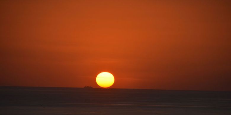 Matahari menyentuh air laut di ujung barat Pulau Flores saat terbenam, Senin (28/8/2017). Ini merupakan salah satu keunikan saat matahari terbenam di Manggarai Barat, Nusa Tenggara Timur.