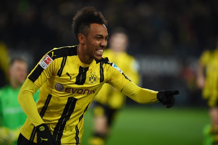 Striker Borussia Dortmund asal Gabon, Pierre-Emerick Aubameyang, melakukan selebrasi setelah mencetak gol ke gawang FC Ingolstadt dalam pertandingan di Signal Iduna Park, Dortmund, Jumat (17/3/2017).