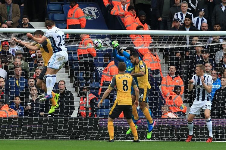 Bek West Bromwich Albion asal Inggris, Craig Dawson (2 dari kiri), menyundul bola untuk menjebol gawang Arsenal yang dikawal Petr Cech pada pertandingan Premier League di Stadion The Hawthorns, West Bromwich, Sabtu (18/3/2017).