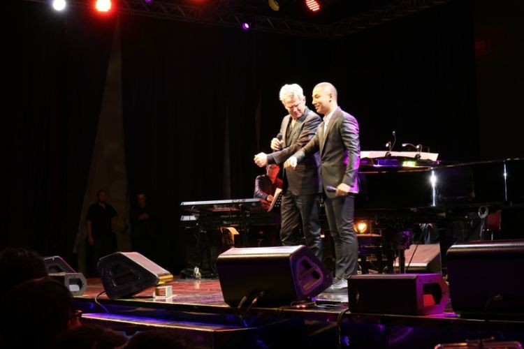 Marcell Siahaan dan musisi dunia David Foster, tampil dalam pertunjukan Hitman David Foster and Friends Live in Concert di Grand Pacific Hall, Yogyakarta, Kamis (6/4/2017) malam.
