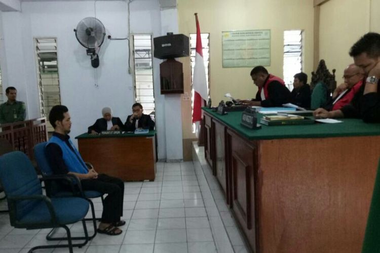 Fidelis Arie Sudewarto saat menjalani sidang perdana dengan agenda pembacaan dakwaan di Pengadilan Negeri Sanggau (2/5/2017).
