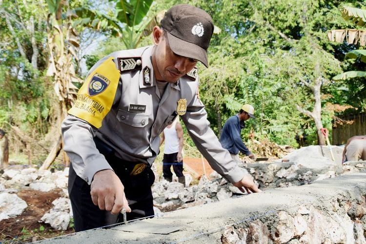 Bripka La Ode Astar membeli tanah dari gajinya yang ia tabung sejak lama. Tanah tersebut ia bangun masjid dan dia wakafkan kepada warga Kelurahan Baadia, Kecamatan Murhum, Kota Baubau, Sulawesi Tenggara