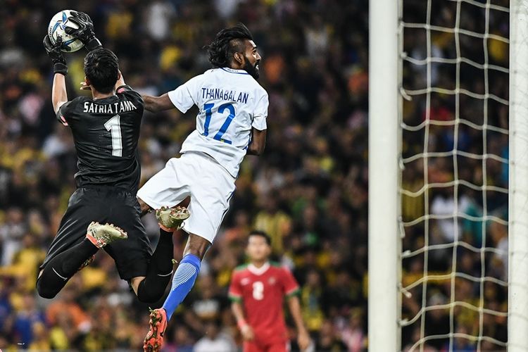 Penyerang Malaysia, Thanabalan A/L Nadarajah (kanan), berduel dengan penjaga gawang Timnas U-22 Indonesia, Satria Tama Hardiyanto, dalam pertandingan semifinal SEA Games 2017 di Shah Alam Stadium, Shah Alam, Sabtu (26/8/2017).