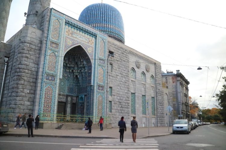 Blue Mosque di kota Saint Petersburg, Rusia. Masjid ini dibuka kembali setelah lama ditutup selama era Uni Soviet. Bung Karno berperan penting dibukanya kembali masjid ini.