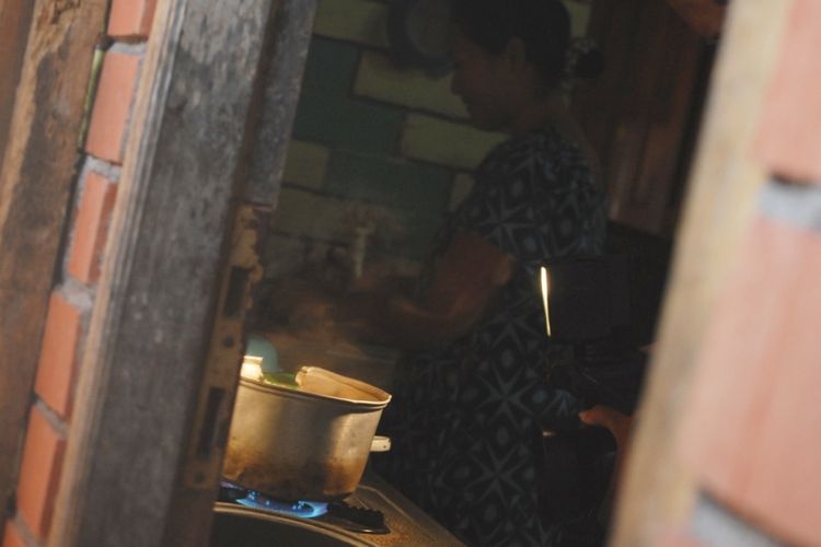Warga Desa Rajek, Kecamatan Godong, Kabupaten Grobogan, Jawa Tengah memasak dengan kompor gas yang teraliri gas rawa, Selasa (14/11/2017).