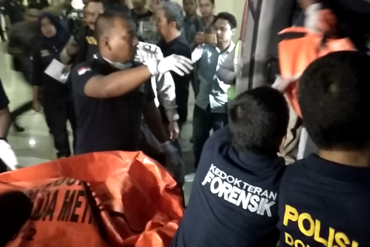Kedatangan jenazah korban kebakaran gudang mercon tiba di RS Polri, Kramatjati, Kamis (26/10/2017).