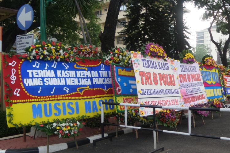 Hampir 200 karangan bunga berjajar memagari kompleks Mabes Polri, Jakarta, Rabu (6/5/2017).