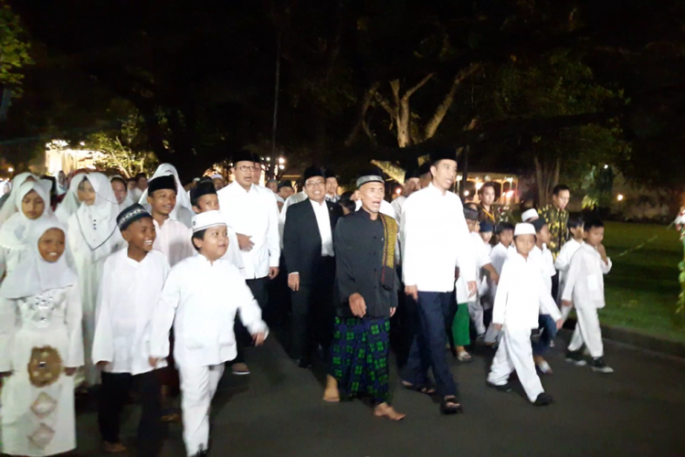 Presiden Joko Widodo dan tiga ratusan anak yatim dan anak penyandang disabilitas melantunkan shalawat badar saat hendak melaksanakan ibadah salat Tarawih di Masjid Baiturrahim, Kompleks Istana Presiden, Senin (12/6/2017).