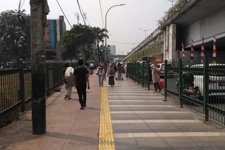 

Keadaan trotoar Stasiun Tanah Abang yang lengang pasca penertiban Bulan Tertib Trotoar, Selasa (1/8/2017)(Lila Wisna Putri)