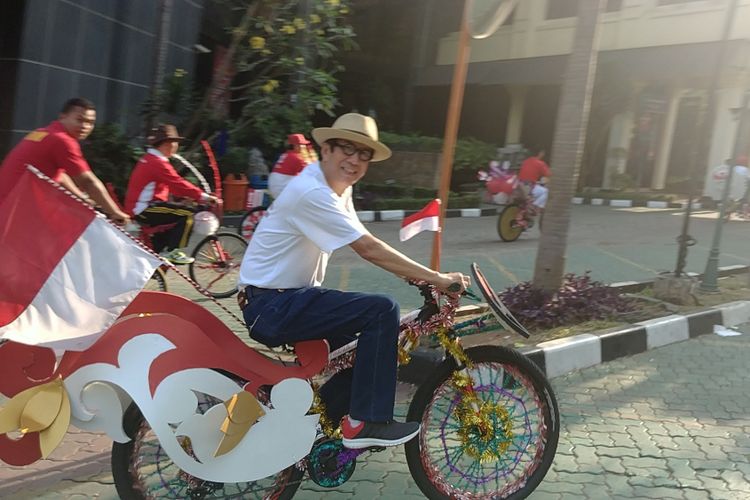 Menteri Yasonna Menghias dan Mengowes Sepeda dari Jokowi