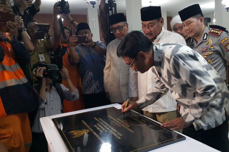 Gubernur DKI Jakarta Djarot Saiful Hidayat meresmikan Masjid Jami Al-Mubarokah di seberang RPTRA/RTH Kalijodo, Selasa (3/10/2017).| Kompas.com