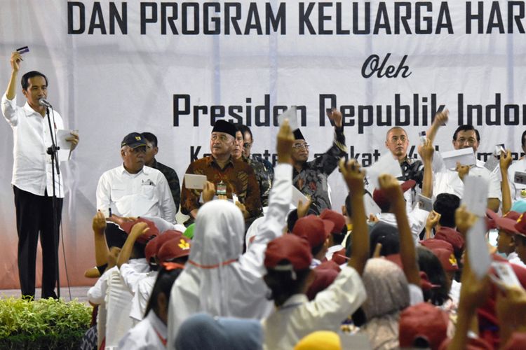 Presiden Jokowi menyerahkan KIP kepada 1.268 pelajar yatim dan bantuan PKH kepada 500 warga di Kabupaten Langkat, Jumat (25/11/2017)