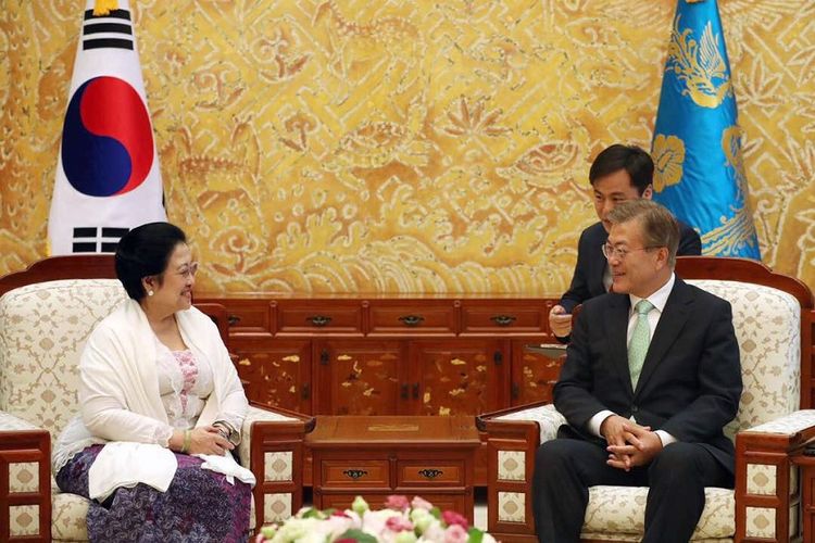 Presiden kelima RI Megawati Soekarnoputri melakukan pertemuan dengan Presiden Korea Selatan Moon Jae-in di Istana Kepresidenan Korea Selatan, Senin (29/5/2017).