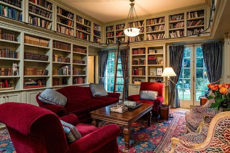 Ruang perpustakaan mewah dan elegan di mansion milik Angelina Jolie di Los Feliz, LA, AS.