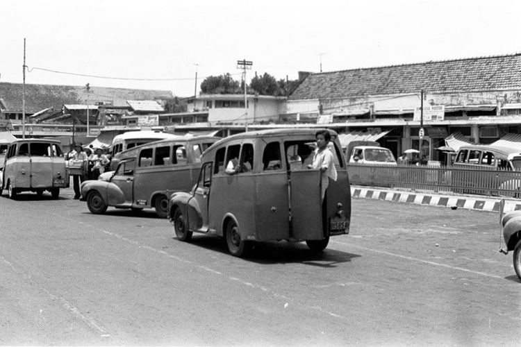 Oplet yang menjadi salah satu moda transportasi publik di Jakarta, kerap lewat Kampung Melayu sebagai tempat singgah.