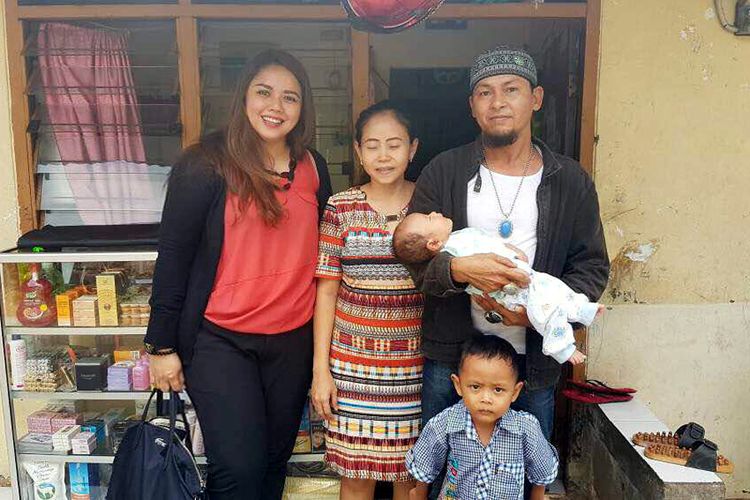 Keluarga bayi Pajero Sport di depan kediaman mereka di Pamulang, Tangerang Selatan, bersama Head of PR & CSR MMKSI Intan Vidiasari.