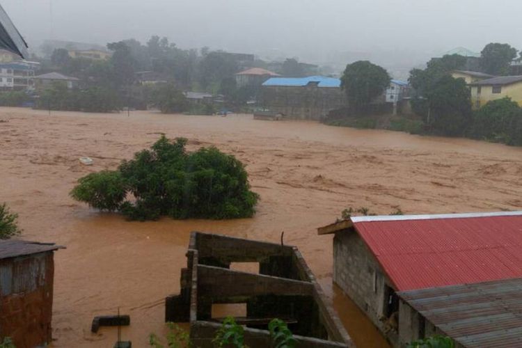 Rumah rumah hancur terhantam banjir akibat hujan deras yang melanda Ibu Kota Sierra Leone, Freetown. 