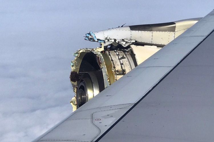 Mesin pesawat A380 Air France AF66 yang penutupnya lepas di udara.