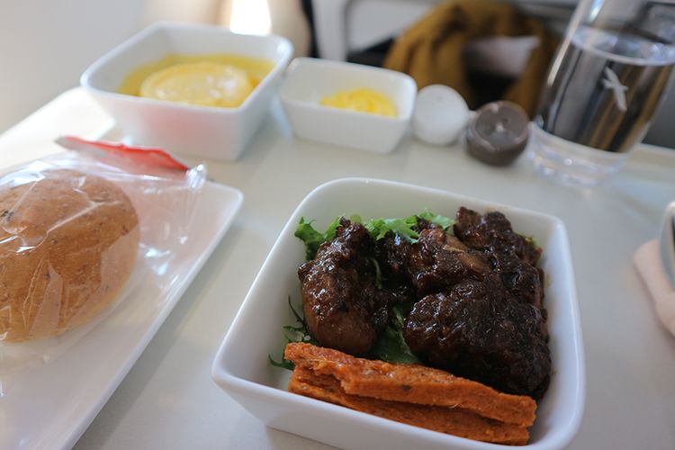 


Makanan pembuka di Business Class Silk Air(KOMPAS.COM/SRI ANINDIATI NURSASTRI)
