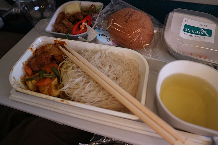 


Menu di Economy Class Silk Air(KOMPAS.COM/SRI ANINDIATI NURSASTRI)
