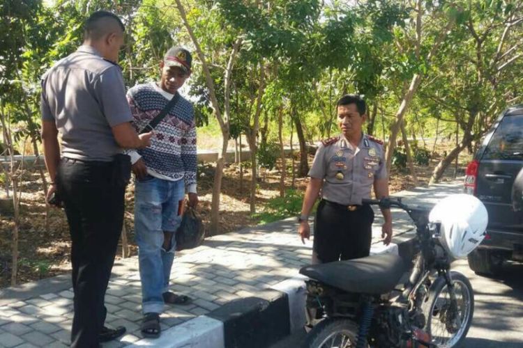 Kepala Kepolisian Resor Kupang Kota AKBP Anton Cristian Nugroho (kanan) sedang berbicara dengan Adikson, pemuda yang mencoba menyuap sang Kapolres dengan uang Rp 50.000