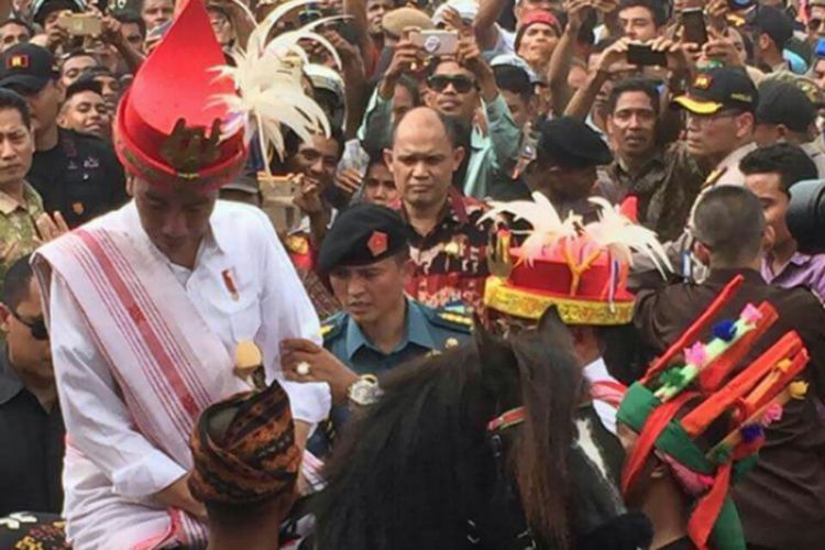 Presiden Joko Widodo saat menunggangi kuda Sandalwood di Kabupaten Sumba Barat Daya, Nusa Tenggara Timur (NTT), Rabu (12/7/2017)