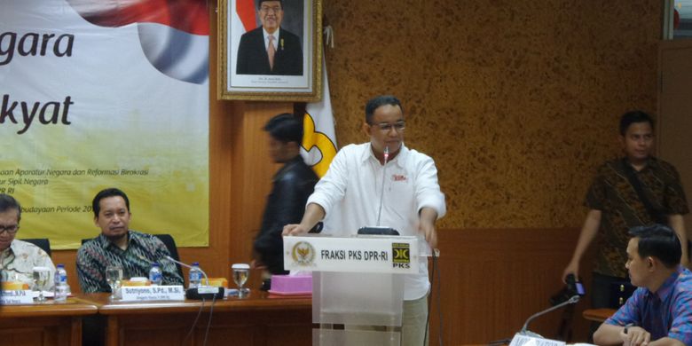 Calon gubernur DKI Jakarta Anies Baswedan saat hadir dalam diskusi publik di ruang pleno fraksi PKS DPR RI, Rabu (5/4/2017).