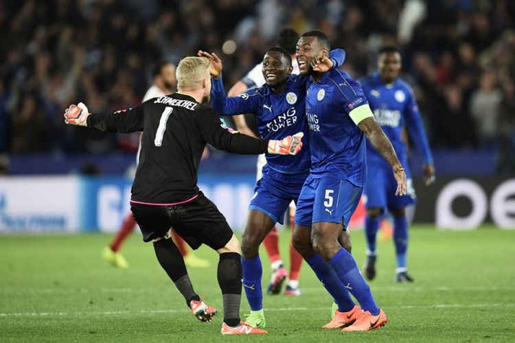 Gelandang Leicester City asal Nigeria, Wilfred Ndidi (tengah), bek Leicester City kelahiran Jamaika, Wes Morgan (kanan) dan kiper Leicester City asal Denmark, Kasper Schmeichel (kiri), melakukan selebrasi karena keberhasilan timnya lolos ke perempat final Liga Champions usai menang 2-0 atas Sevilla pada pertandingan leg kedua babak 16 besar Liga Champions di Stadion King Power, Selasa (14/3/2017).