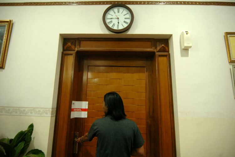 Seorang wartawan mengambil gambar pintu ruangan Wali Kota Tegal Siti Masitha yang disegel KPK di kantor Wali Kota Tegal, Jawa Tengah, Selasa (29/8/2017).