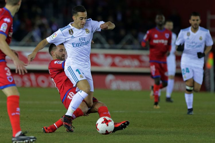 Gelandang Real Madrid Lucas Vazquez dijegal bek Numancia Grego pada laga Copa del Rey di Nuevo Estadio Los Pajaritos, Kamis (4/1/2018).